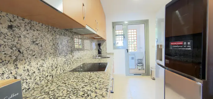 Alquiler a largo plazo de apartamento en planta media en Estepona 4