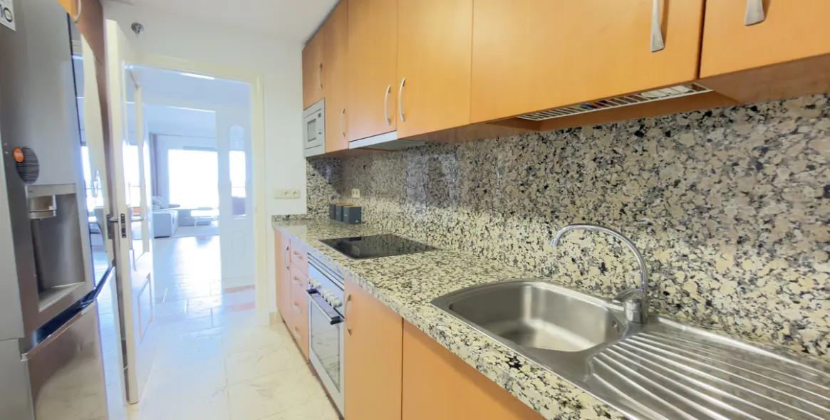 Long-term rent of middle floor apartment in Estepona 6