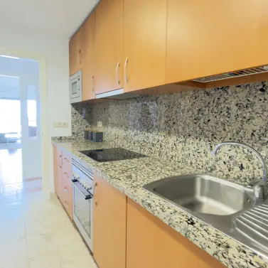 Alquiler a largo plazo de apartamento en planta media en Estepona