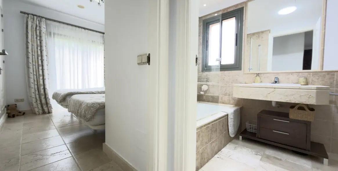 Long-term rent of middle floor apartment in Estepona 14