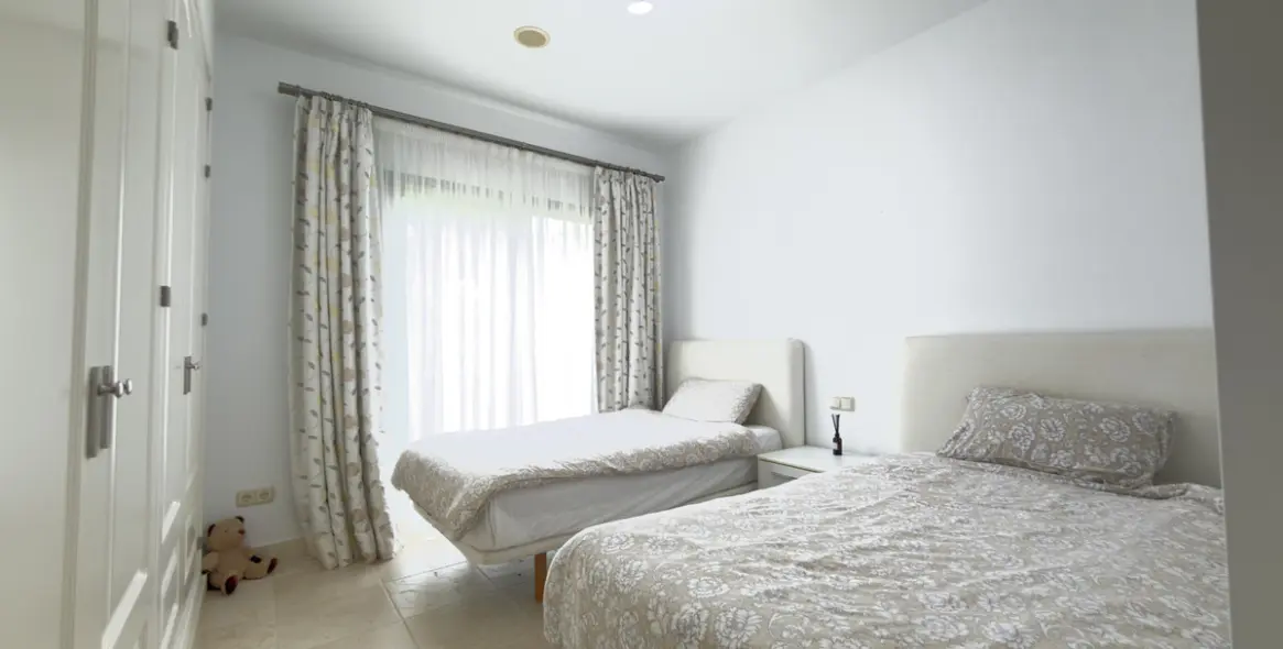 Long-term rent of middle floor apartment in Estepona 15