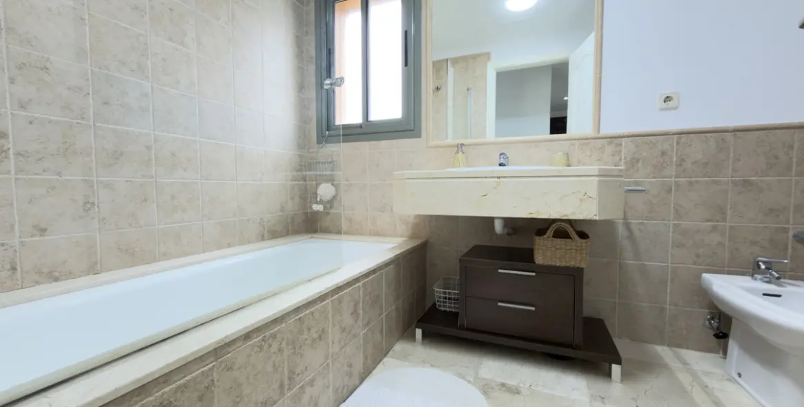 Long-term rent of middle floor apartment in Estepona 17