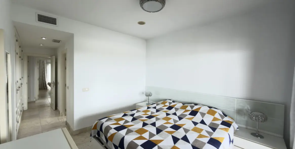 Long-term rent of middle floor apartment in Estepona 22