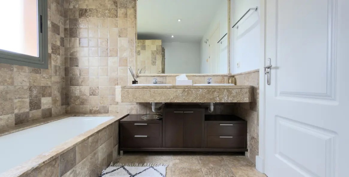 Long-term rent of middle floor apartment in Estepona 25