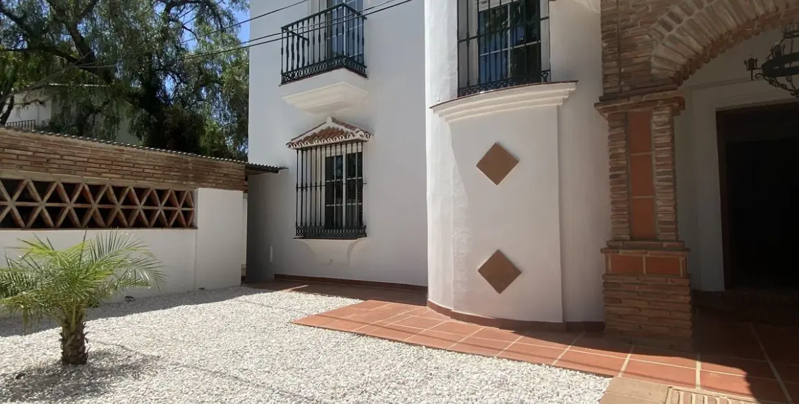 Long-term rent of detached villa in Costabella 1