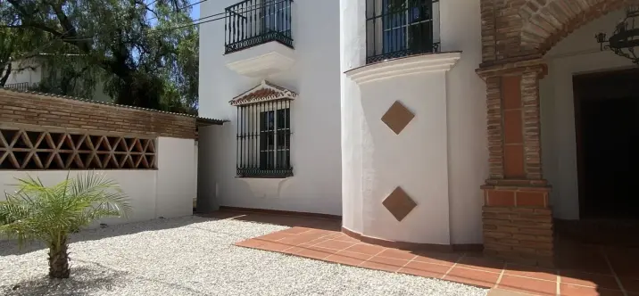 Long-term rent of detached villa in Costabella 0