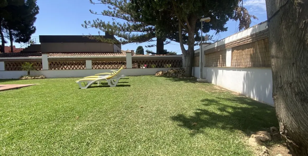 Long-term rent of detached villa in Costabella 5