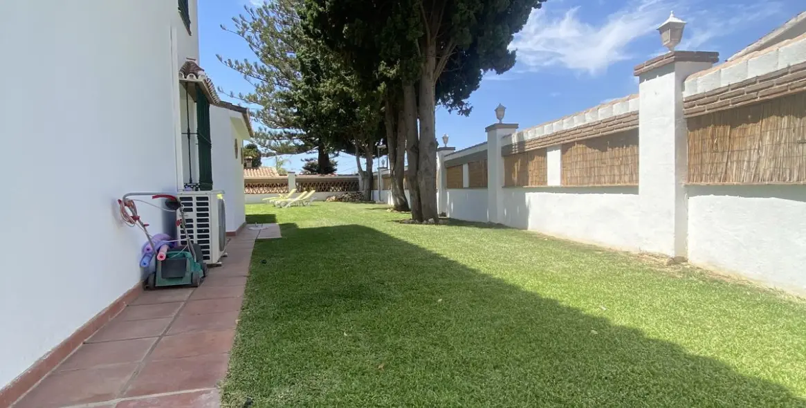 Long-term rent of detached villa in Costabella 6