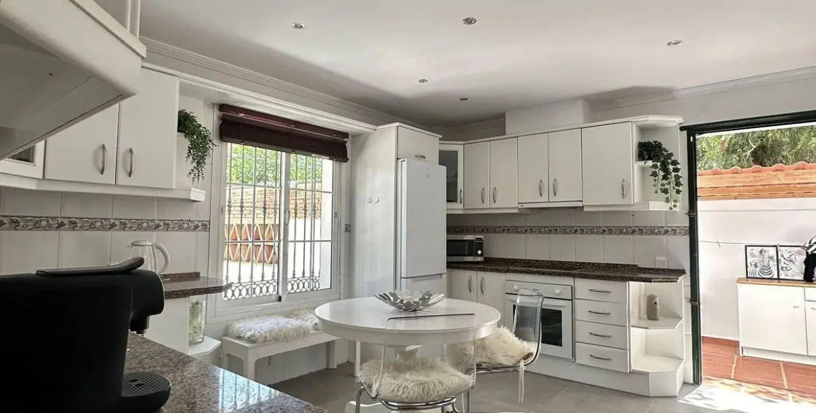 Long-term rent of detached villa in Costabella 12