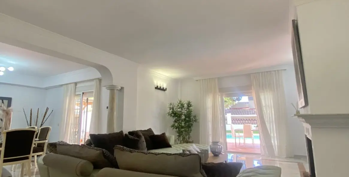 Long-term rent of detached villa in Costabella 20