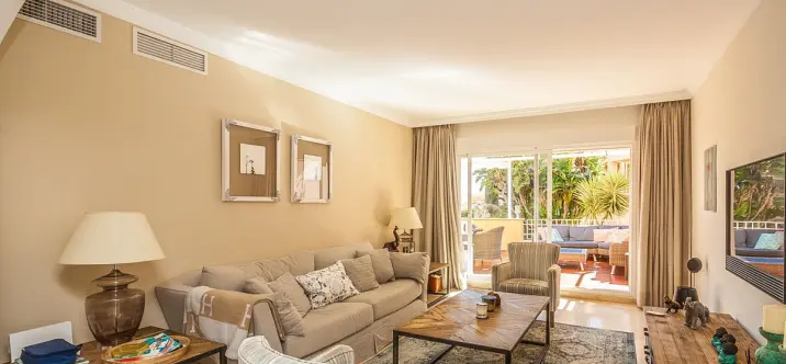 Sale of ground floor apartment in Elviria 2