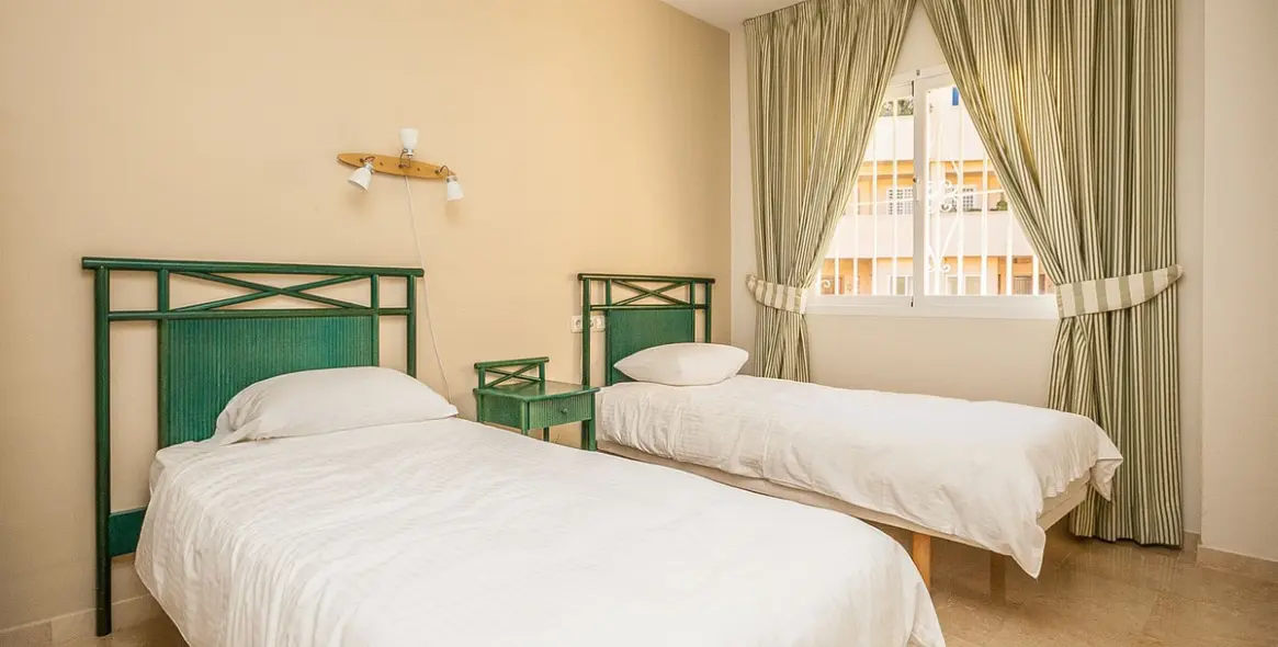 Sale of ground floor apartment in Elviria 7