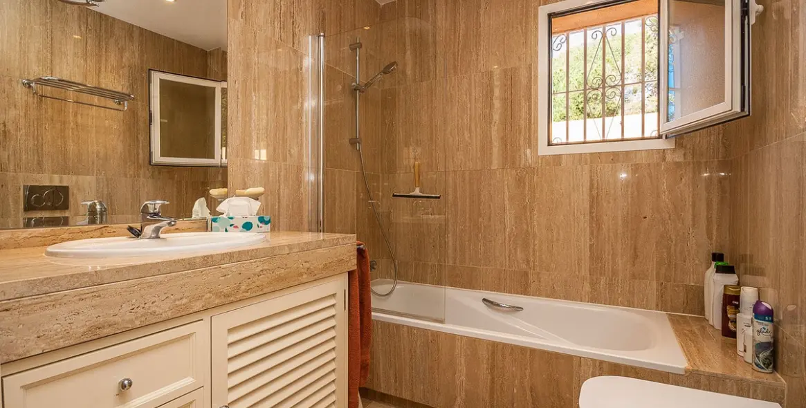 Sale of ground floor apartment in Elviria 9