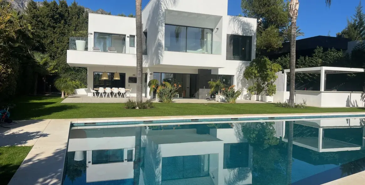 Sale of detached villa in Nagüeles 1