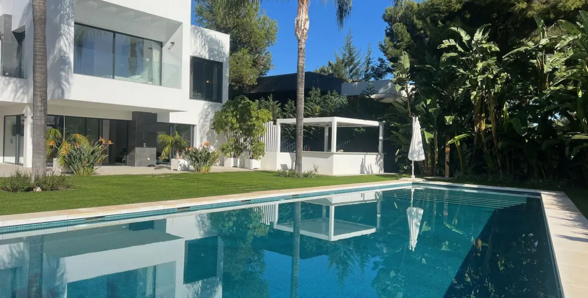 Sale of detached villa in Nagüeles 2