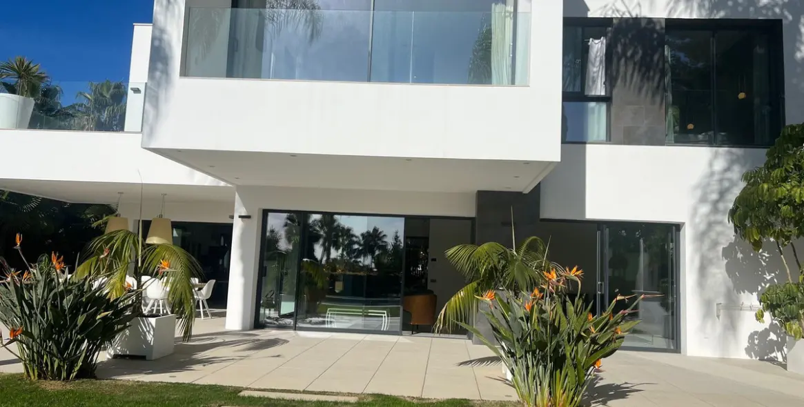 Sale of detached villa in Nagüeles 3