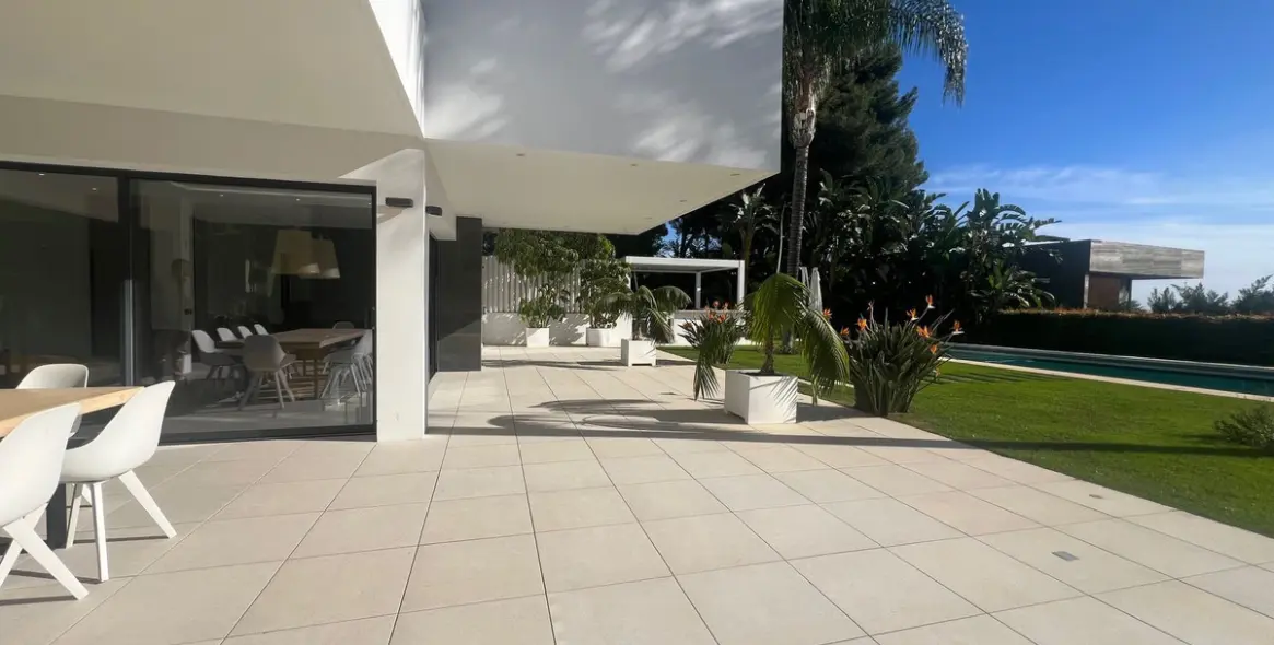 Sale of detached villa in Nagüeles 17