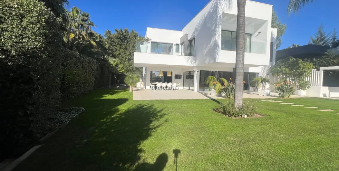 Sale of detached villa in Nagüeles 18