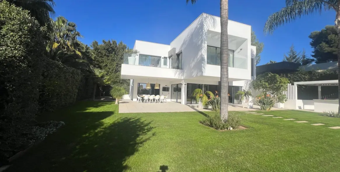 Sale of detached villa in Nagüeles 19