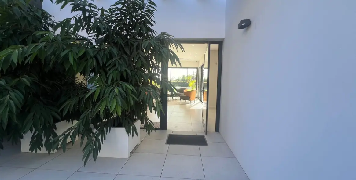 Sale of detached villa in Nagüeles 25