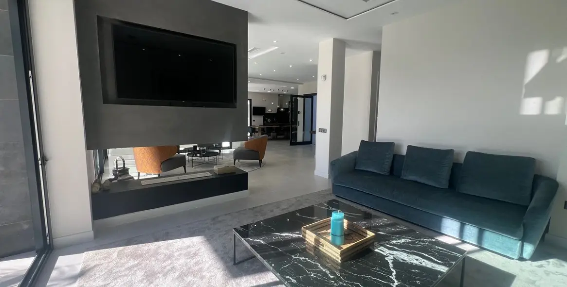 Sale of detached villa in Nagüeles 28