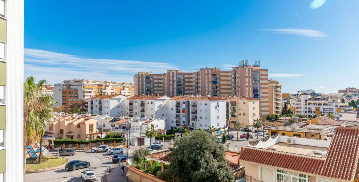 Sale of middle floor apartment in Fuengirola 1