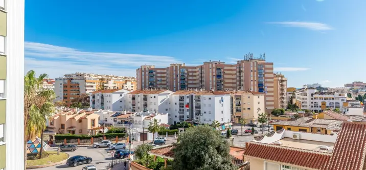 Sale of middle floor apartment in Fuengirola 0