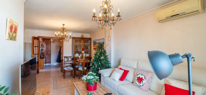 Sale of middle floor apartment in Fuengirola 1