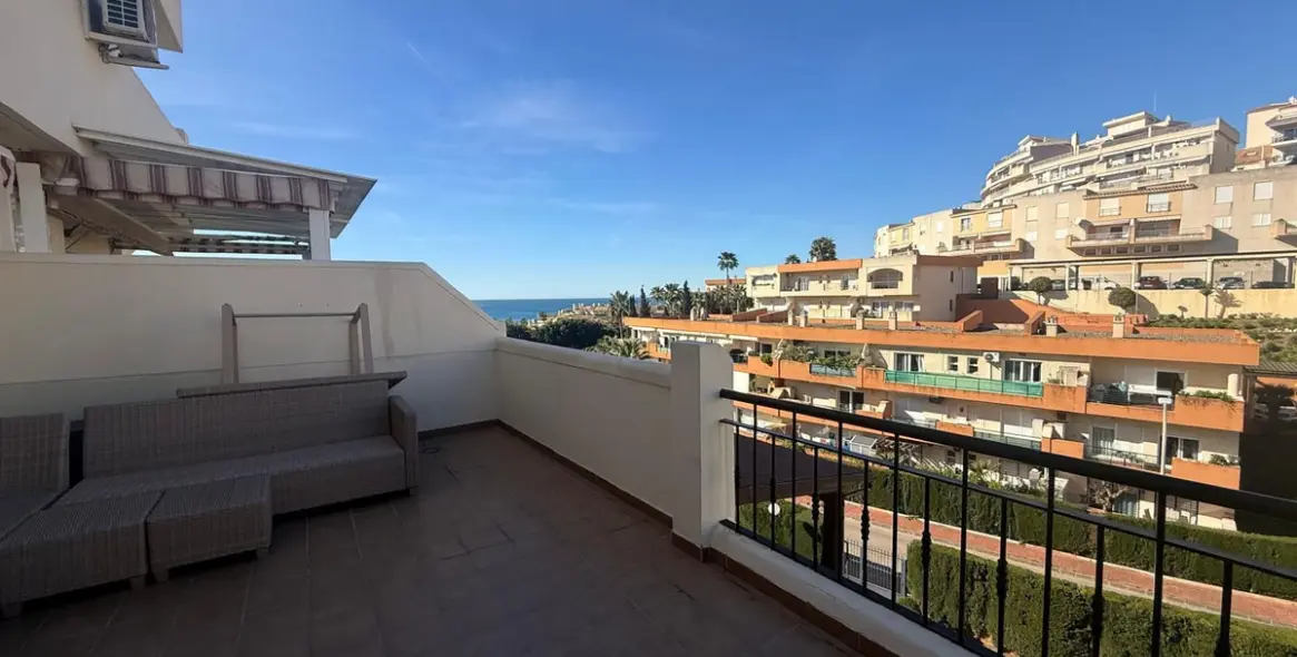 Sale of middle floor apartment in Torrequebrada 5