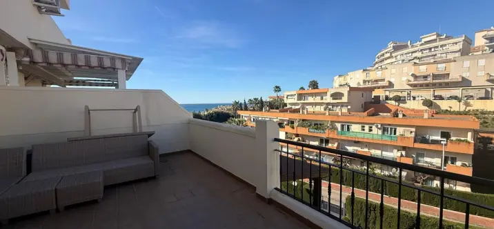 Sale of middle floor apartment in Torrequebrada 4