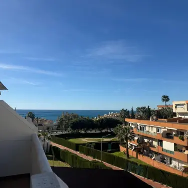 Sale of middle floor apartment in Torrequebrada