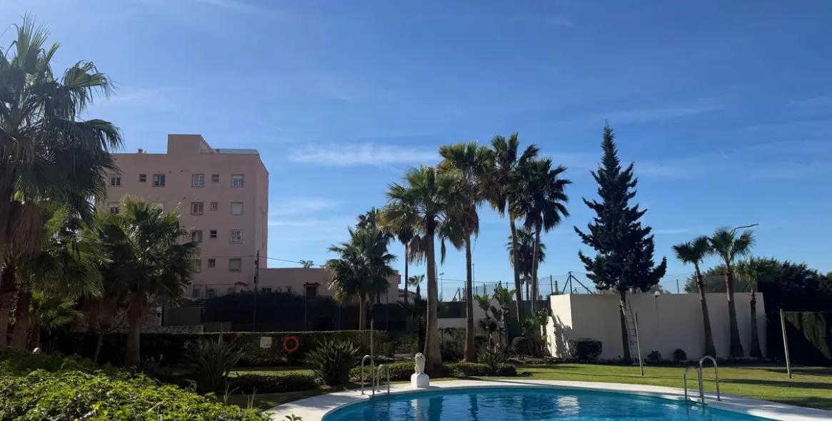 Sale of middle floor apartment in Torrequebrada 16