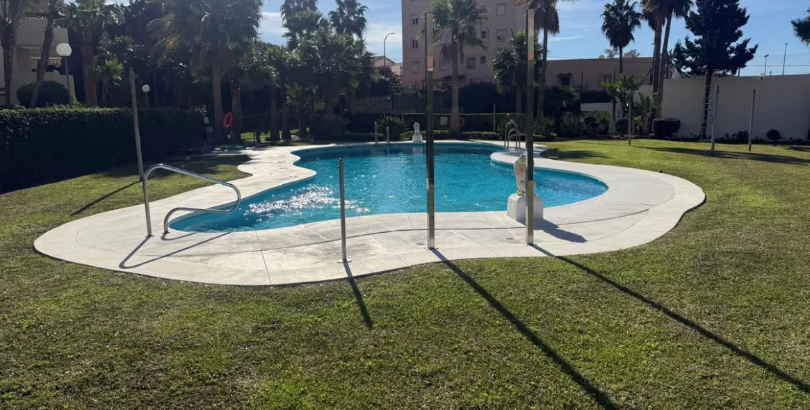 Sale of middle floor apartment in Torrequebrada 17