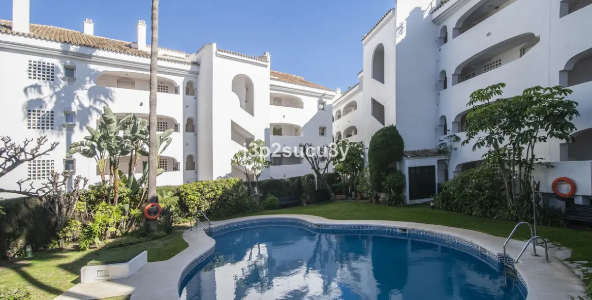 Продажа апартаментов на первом этаже в Guadalmina Baja 30