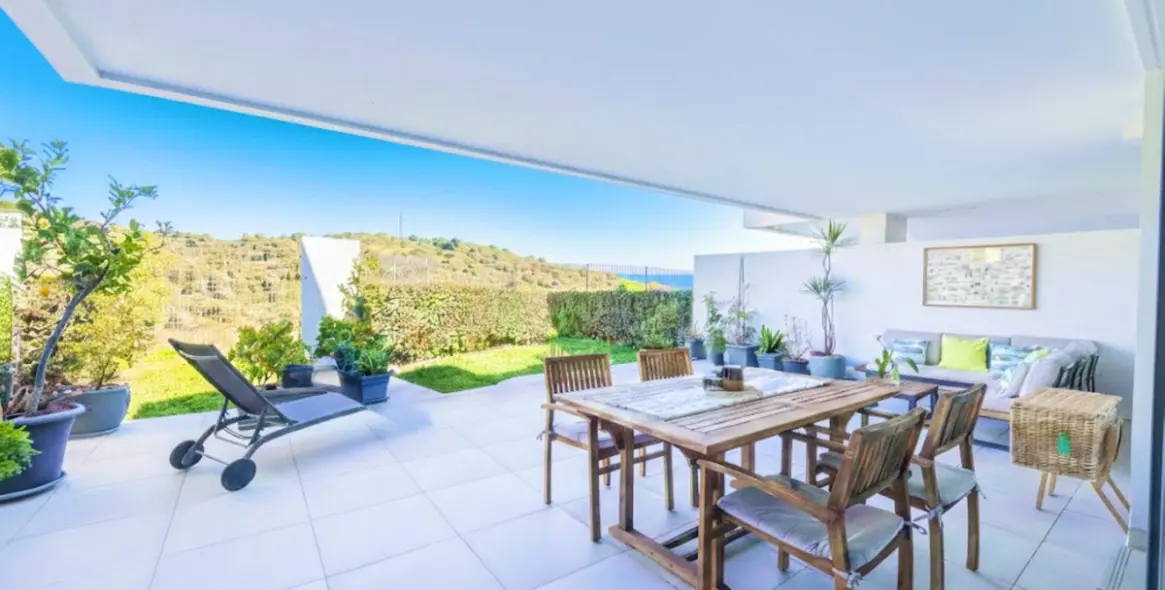 Sale of ground floor apartment in Estepona 1