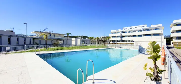 Sale of ground floor apartment in Estepona 1
