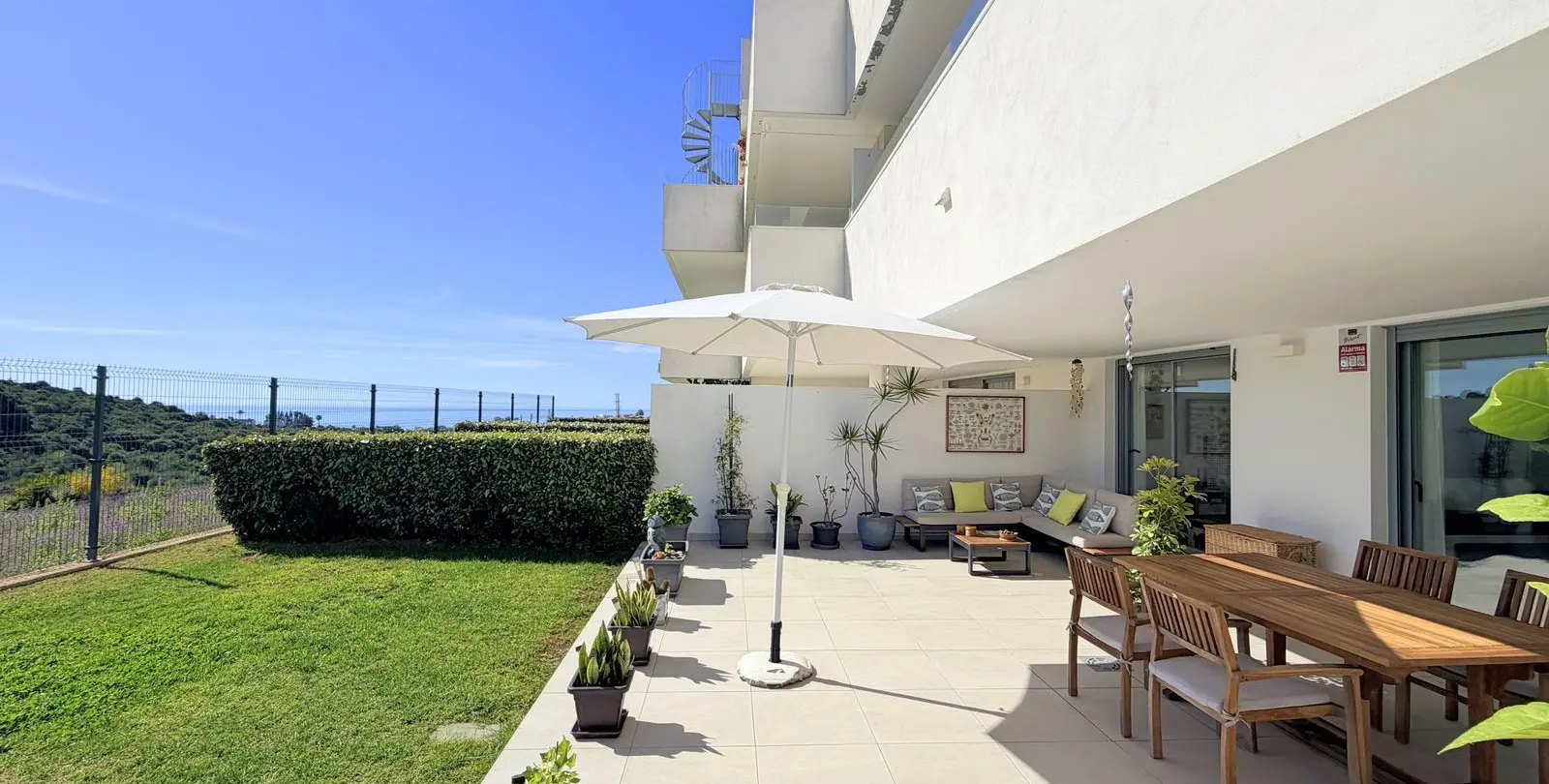 Sale of ground floor apartment in Estepona 2