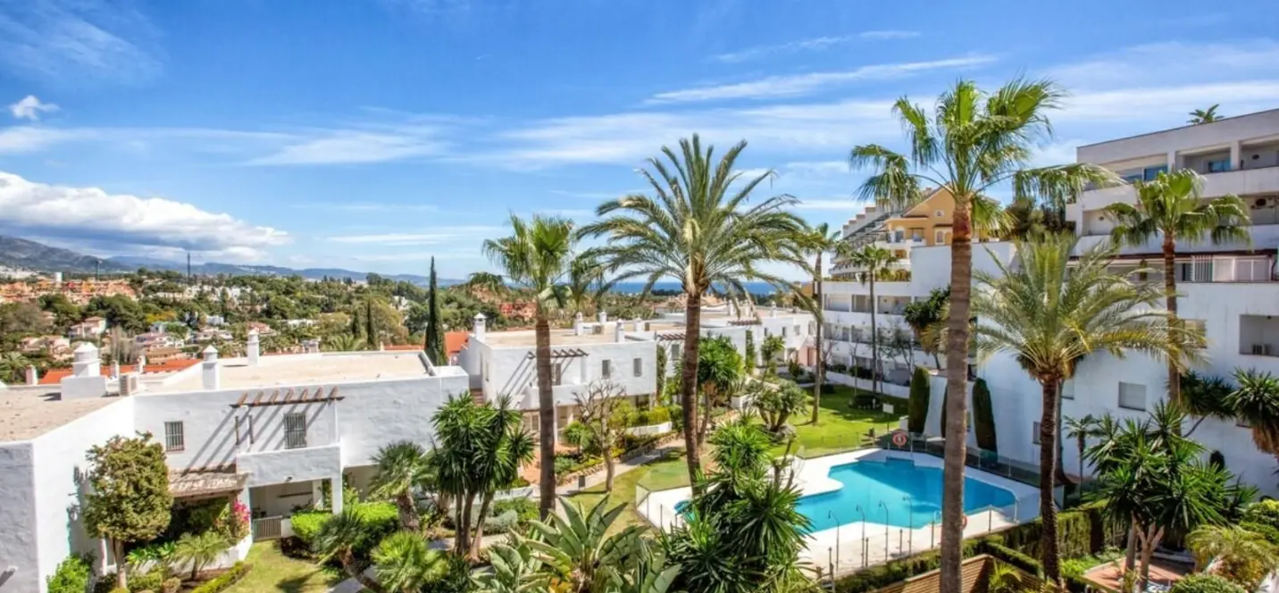 Venta de apartamento en planta media en Nueva Andalucía 1