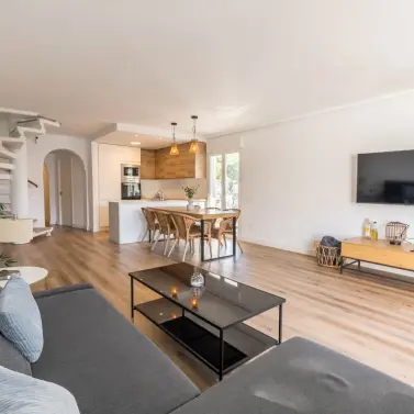 Продажа дома на две семьи в Calahonda