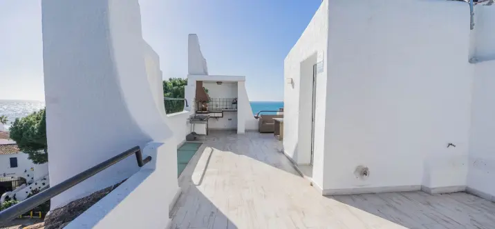 Продажа дома на две семьи в Calahonda 4