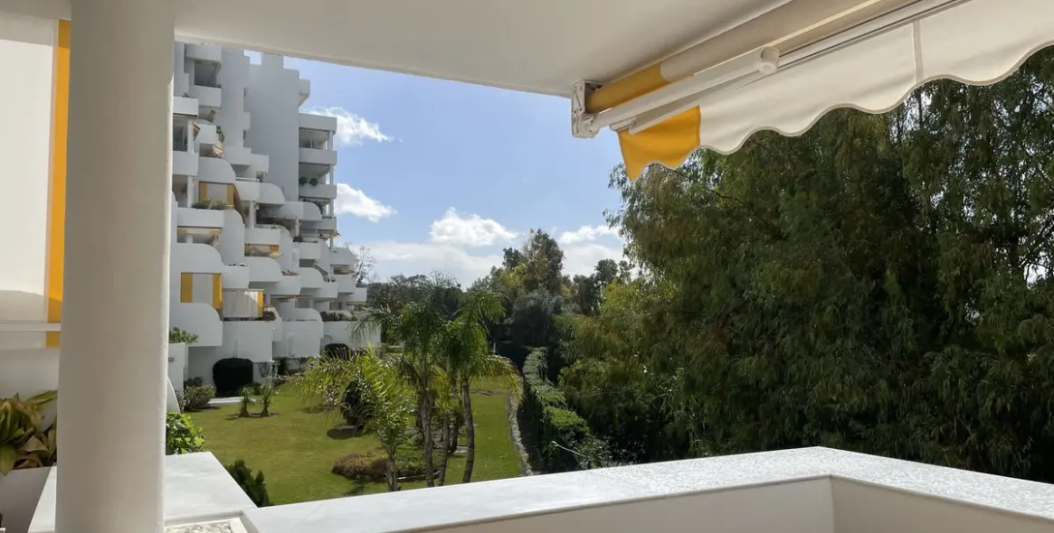 Sale of middle floor apartment in San Pedro de Alcántara 1