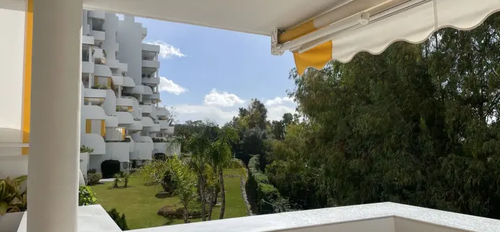 Продажа апартаментов на среднем этаже в San Pedro de Alcántara 0