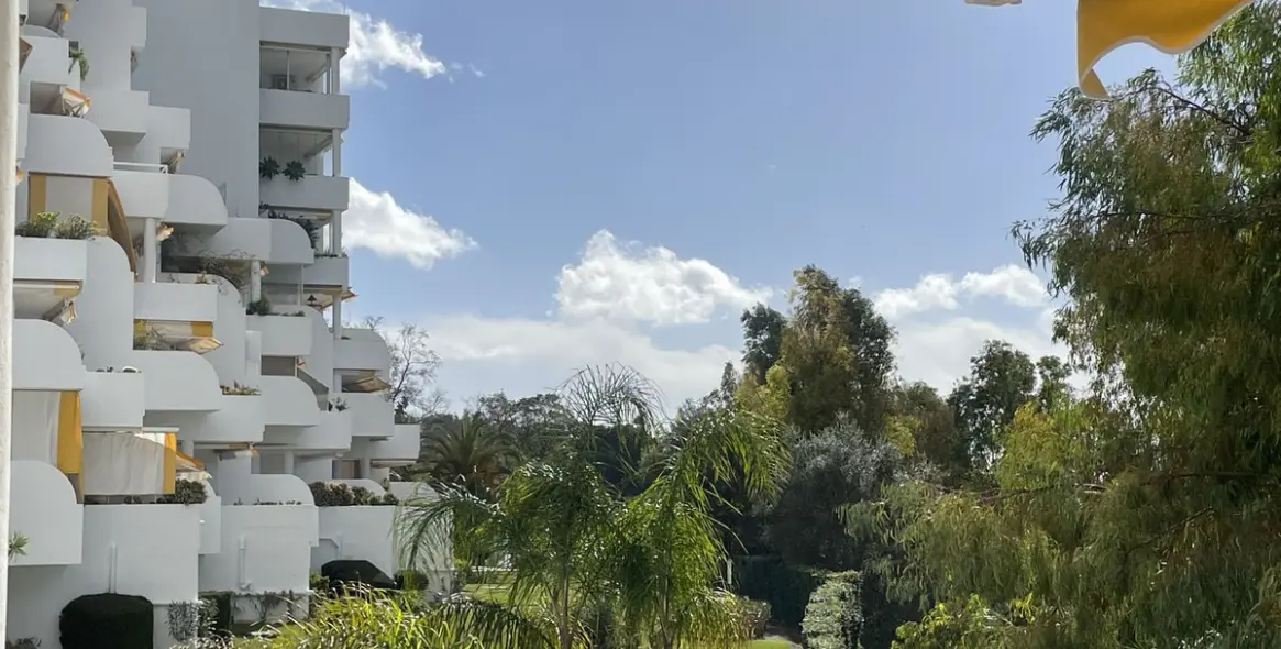 Sale of middle floor apartment in San Pedro de Alcántara 2