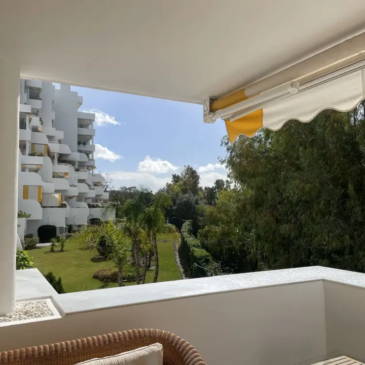 Продажа апартаментов на среднем этаже в Guadalmina Alta