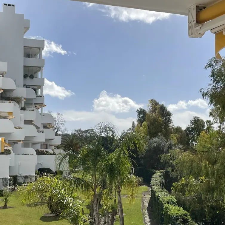 Продажа апартаментов на среднем этаже в Guadalmina Alta