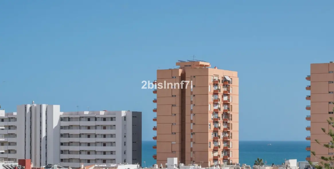 Sale of middle floor apartment in Fuengirola 21