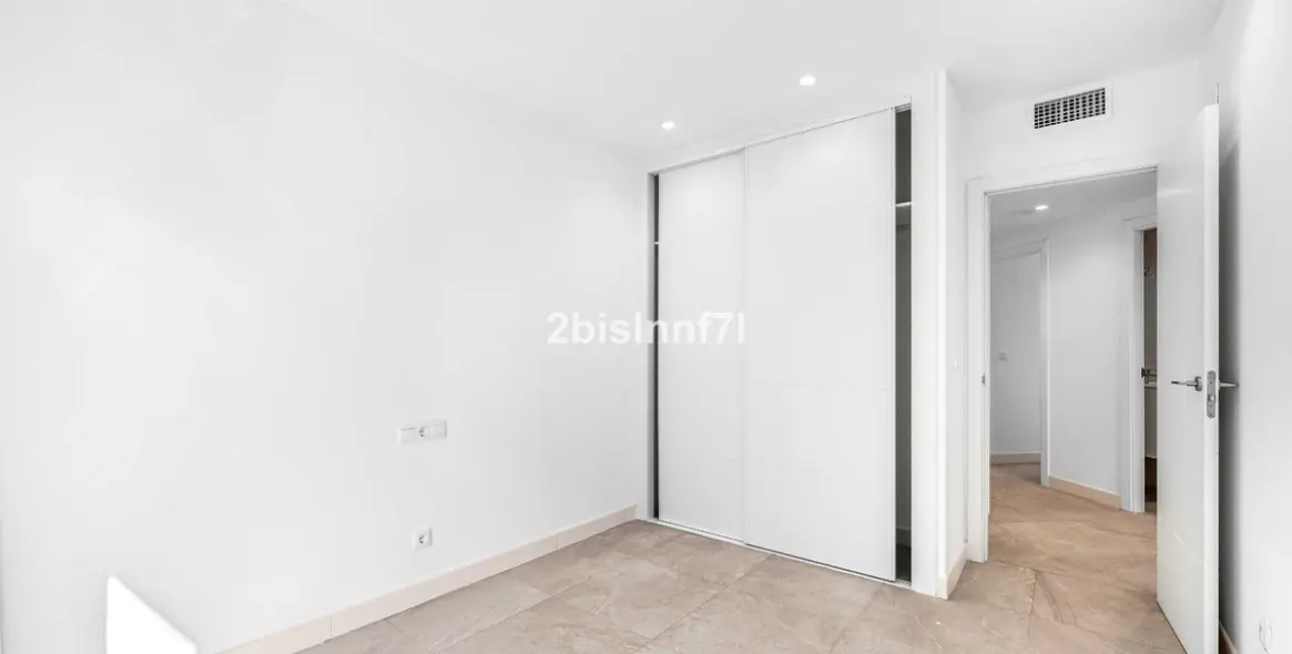 Sale of middle floor apartment in Fuengirola 12