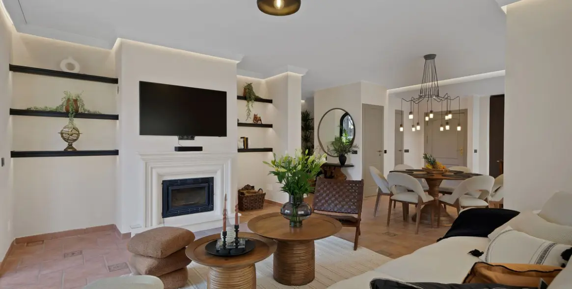 Sale of detached villa in Calahonda 2