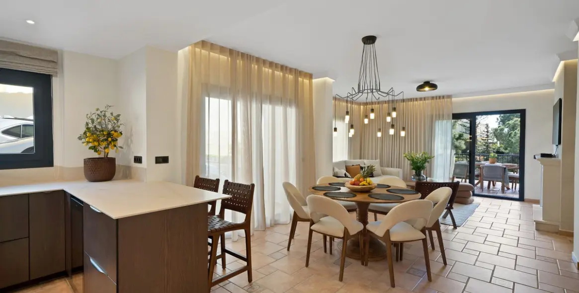 Sale of detached villa in Calahonda 3