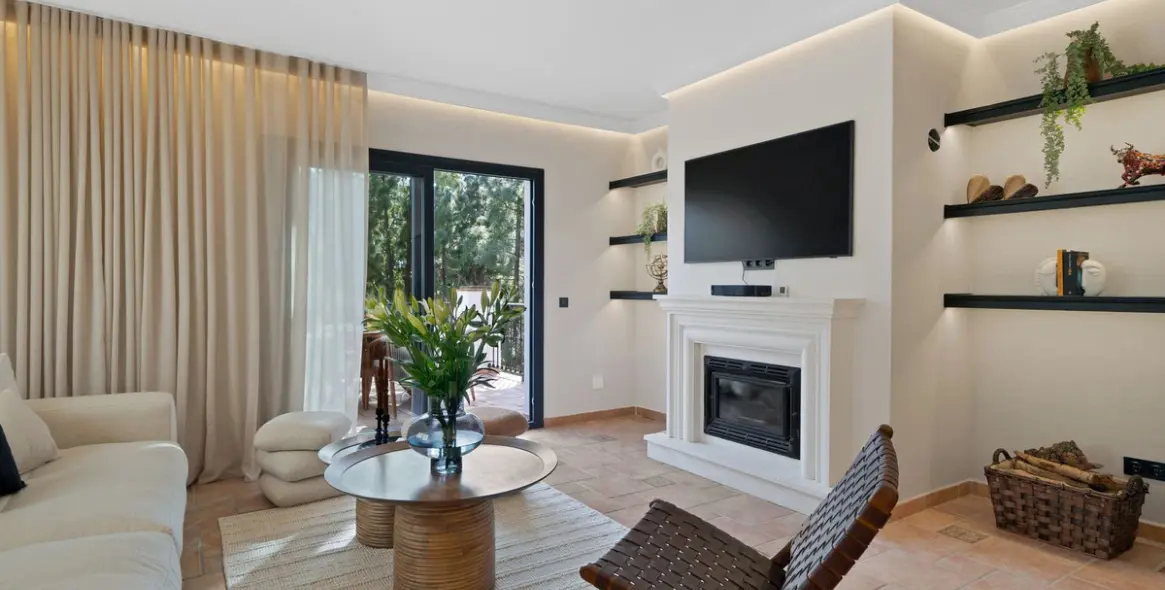 Sale of detached villa in Calahonda 4